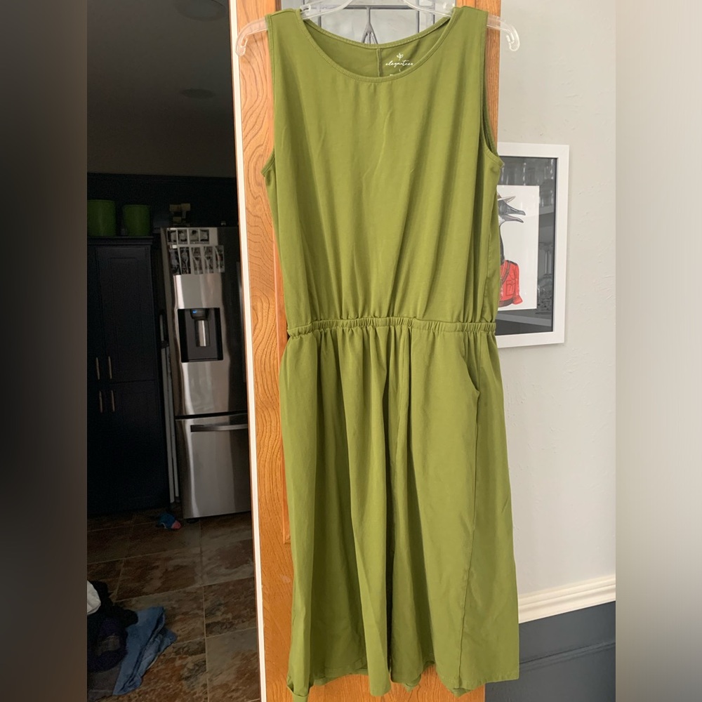 Elegantees Mindy Dress - L - EUC in rainforest color.